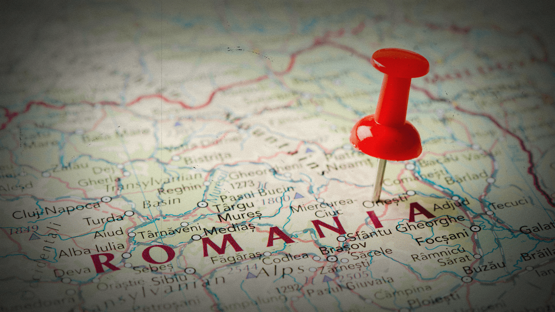 Hartă a României cu ac de localizare, simbolizând serviciile de biorezonanță Catabiomed disponibile în toată țara